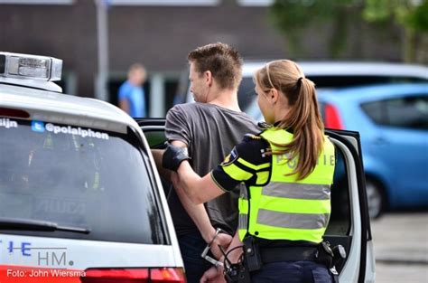 Pin Von Policewoman Arresting Auf Policewomen In Action Schusswaffe
