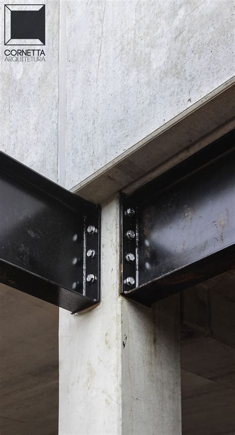 Estrutura pré moldada em concreto aparente recebe vigamento metálico