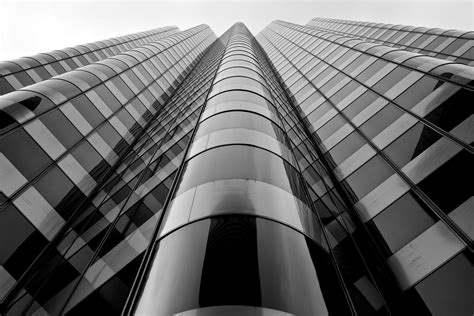 图片素材 黑与白 建筑 结构体 白色 玻璃 透视 建造 摩天大楼 钢 线 反射 办公室 正面 现代 高楼 视窗 对称 形状 低角度拍摄 单色摄影