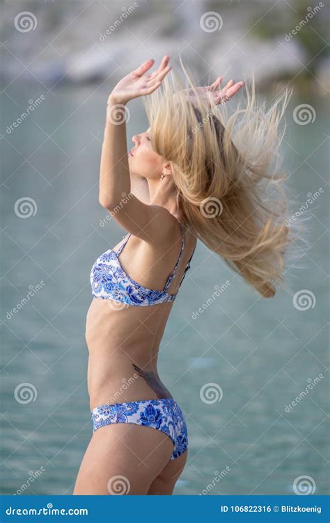 Sexy Frau Im Bikini Auf Seehintergrund Stockfoto Bild Von M Dchen