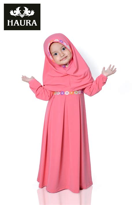 Mengenalkan baju muslim anak perempuan pada anak sangat penting. Busana Muslim Anak