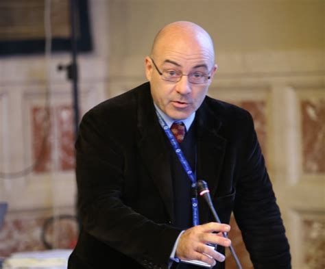 Il direttore dell'iit roberto cingolani parla di una tecnologia per aiutare le persone, nelle tre principali aree di ricerca del suo istituto: Grafene, supercondensatori e smart grid: la versione di ...
