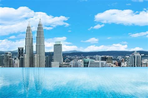 Additionally, there was a special lift to take us straight to the infinity pool, which was situated on the 34th floor of the building. 10 Rooftop Infinity Pools with Petronas Twin Towers View