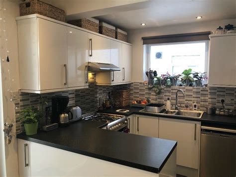 See our range of high gloss kitchens & kitchen units. Howdens Greenwich gloss white kitchen cabinets with all ...