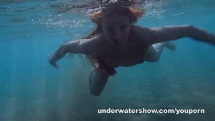 Anna nu à nager sous l eau Regarder gratuitement sur une grande