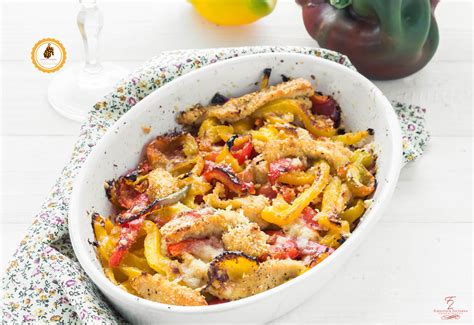 Esistono varie ricette del pollo ai peperoni. Bocconcini di pollo e peperoni gratinati al forno ...