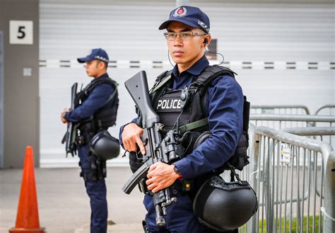 singaporean police officers armed with mp5 [4646 x 2338] r policeporn