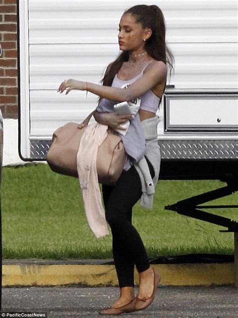 Ariana Grande Looks Battered While Filming A Scream Queens Gory Scene Daily Mail Online