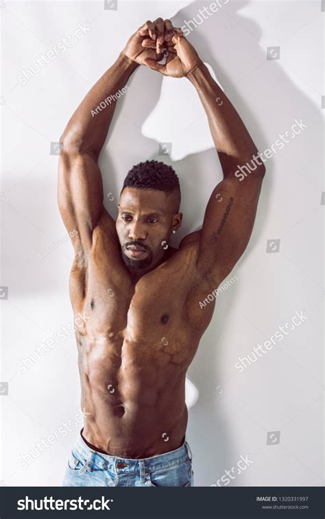 African American Bodybuilder Man Naked Muscular Foto Stock 1320331997