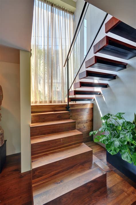 Modern Staircase Landing Decorating Ideas To Get Inspired