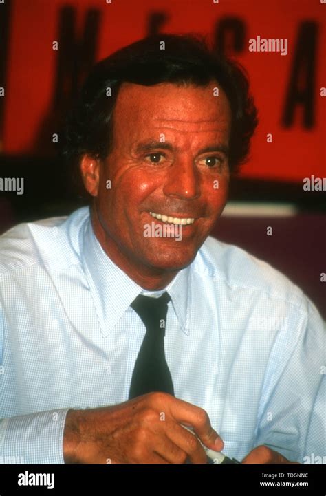 Spanish Singer Julio Iglesias Fotos Und Bildmaterial In Hoher