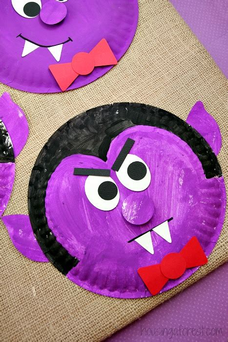 Is this not one of the cutest halloween art ideas around!? Paper Plate Dracula | Housing a Forest