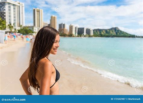Felice Bikini Asiatica In Vacanza Sulla Spiaggia Di Waikiki Nella Città Di Honolulu Oahu Con