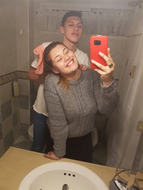 Esta foto de una pareja en el baño se ha vuelto viral por un curioso