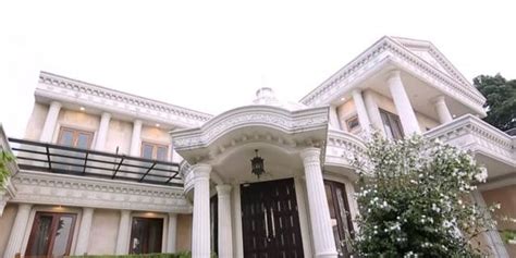 Pagar rumah mempunyai beberapa fungsi sebagai gerbang masuk, pembatas, sekaligus mempercantik tampilan rumah anda. 5 Rumah Artis Indonesia Paling Mewah Seperti Istana ...