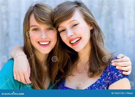 Dos Mujeres Que Abrazan Y Que Sonríen Foto De Archivo Imagen De Joven