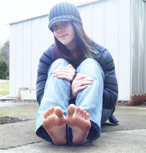 Pin On Barefoot Urban Girls