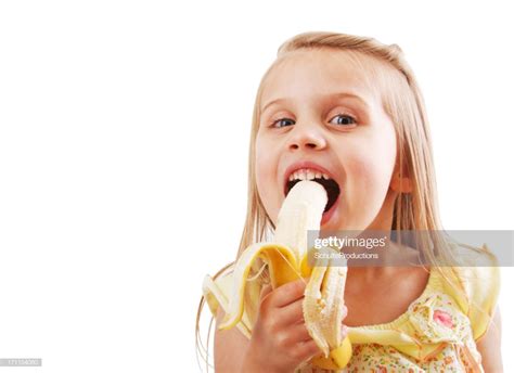 Kleines Mädchen Essen Banane Stock Foto Getty Images