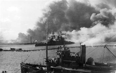 Photograph taken aboard a japanese carrier before the attack on pearl harbor, hawaii, december 7, 1941. Бросок линкора «Невада» внутри гавани во время атаки Перл ...