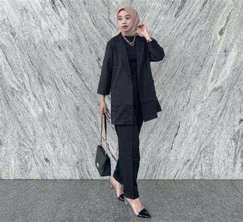 10 Inspirasi Outfit Hijab Datang Ke Wisuda Teman Yang Simple Elegan