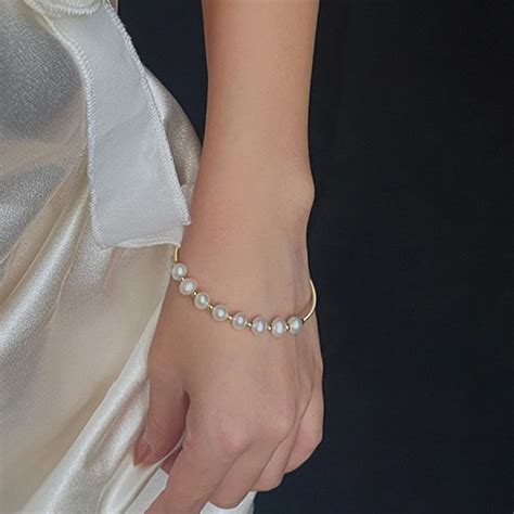 Elegant Pearl Bracelet ApolloBox