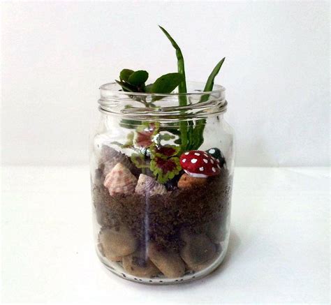 (anyone who thinks they kill every plant and flower will. Mini Mason Jar DIY Garden | DIYIdeaCenter.com