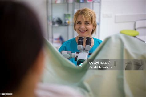Femme Dans La Présidence Gynécologique Pendant Lexamen Avec Son Docteur Féminin Photo Getty Images
