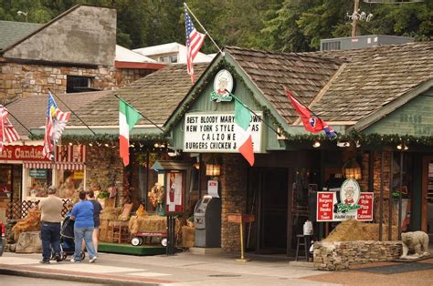 5 of the Best Restaurants in Gatlinburg TN if You Want to Eat Local
