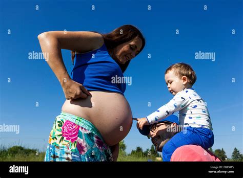 Schwangere Frau Familie Mutter Vater Und Sohn Stockfotografie Alamy