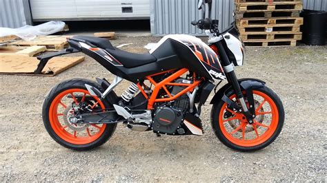 The duke 390 comes with disc front brakes and disc rear brakes along with abs. KTM 390 DUKE 2014 - YouTube