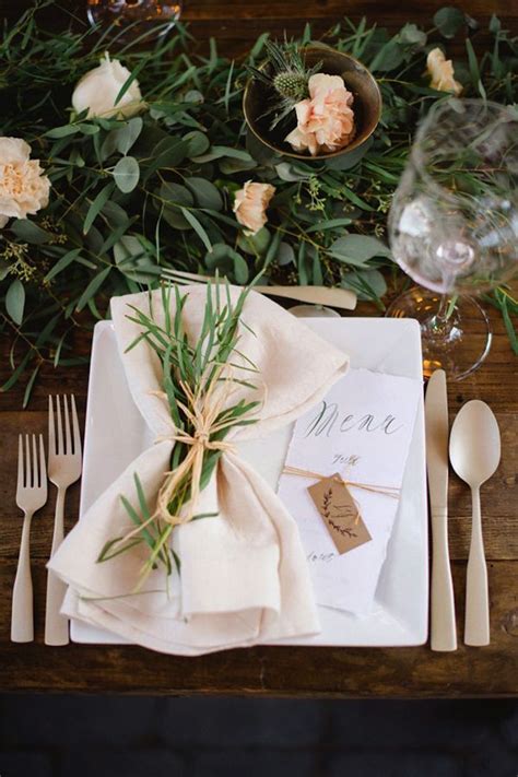 It must have lots of sensual and tender colors, fresh naturally, the dinner table has to be decorated for a lovely ambiance but you can only achieve this if you incorporate a romantic and soft touch. Wedding Reception Ideas with Chic Style - MODwedding