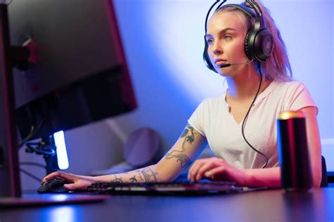 Professional Gamer Girl With Headset Play Online Multiplayer Video Game On Pc Bilgi Güvende