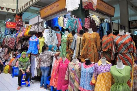 Hal itu yang kerap dilakukan selebgram cantik dari yogyakarta bernama uki wardoyo. Rekomendasi 11 Tempat Belanja Batik Jogja yang Jadi ...