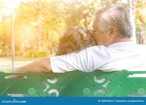 Pareja De Ancianos Románticos Abuelo Abrazando A Abuela Besando