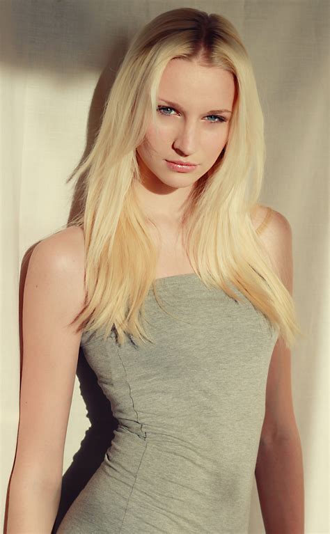jeune fille blonde modèle posant mode beauté images photos gratuites1 fotomelia