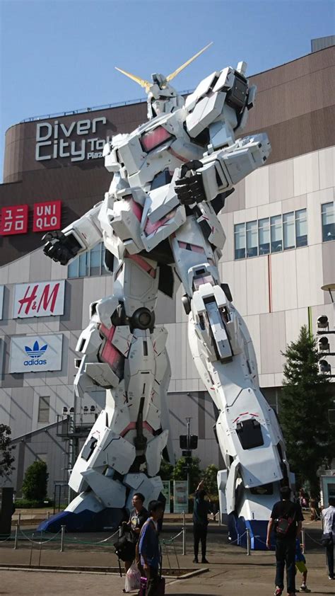 Un Gundam Transformable Géant Fait Le Show à Tokyo