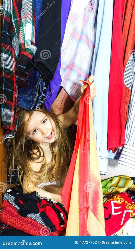 Śliczna Mała Dziewczynka Chuje Inside Garderobę Od Ona Rodzice Zdjęcie Stock Obraz Złożonej Z