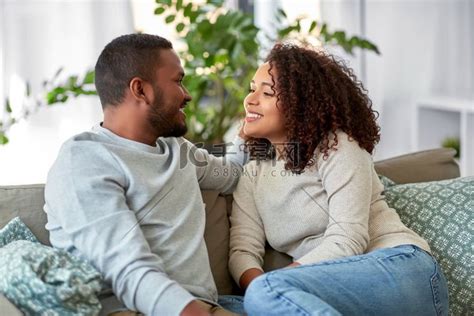 关系、沟通和人的概念 幸福的非洲裔美国夫妇坐在沙发上，在家里聊天。高清摄影大图 千库网
