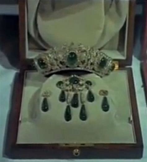 The Royal Order Of Sartorial Splendor Tiara Thursday The Greek