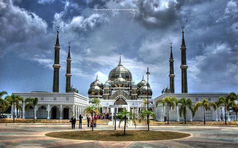 ˈkuˈala ˈtəˈrəŋˈganu), often abbreviated as k.t., is a city, the administrative capital, royal capital and the main economic centre of terengganu, malaysia. Tarikan Pelancong dan Hotel di Terengganu