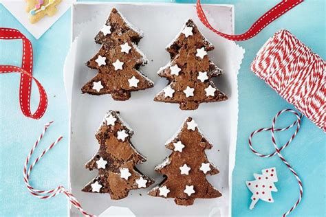 Pumpkin and chocolate come together in the perfect chewy fall brownie recipe! Christmas Brownies Decorating Ideas / Santa Hat Mini ...