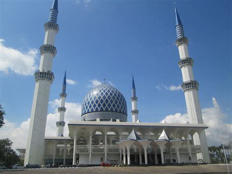 Shah alam (/ʃɑː ˈɑːləm/) is a city and the state capital of selangor, malaysia and situated within the petaling district and a small portion of the neighbouring klang district. jelajah arkitek: MALAYSIANA (13) JUMAAT DI MASJID NEGERI ...