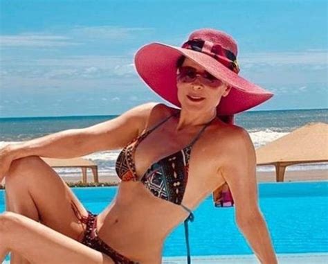 Lourdes Munguía luce increíble en bikini a días de cumplir 60 años El