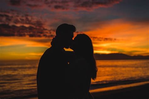 Fotos De Una Pareja Besandose Pareja Romántica Besándose En La Playa