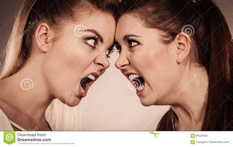 Deux Femmes Agressives Ayant Discutent Le Combat Photo Stock Image Du