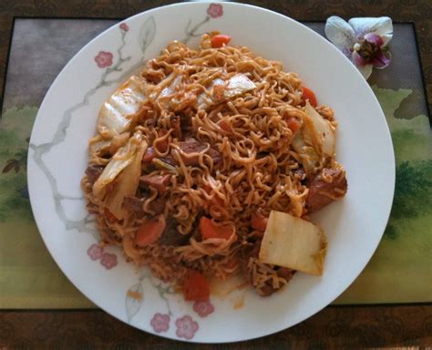 Thai food explained: Thai style stir fried instant noodles