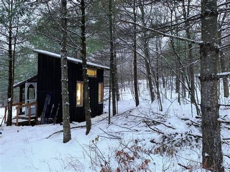 7 Cheap Winter Cottages Near Toronto To Rent This Snowy Season Narcity