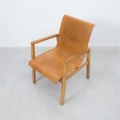 Yes, it now has eyes. Alvar Aalto 403 "Hallway" chair | Béton Brut