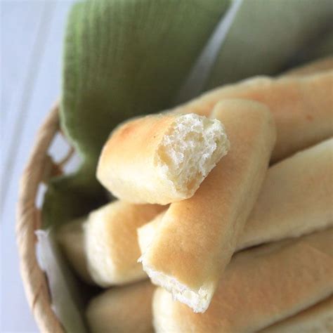 Make Garlic Breadsticks At Home That Are Even Better Than The Ones They