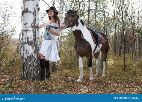Junge Frau Und Pferd Stockfoto Bild Von Beil Ufig Menschlich